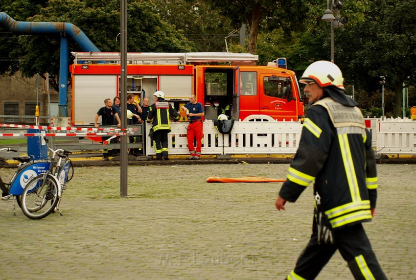 2 Denkmalkletterer hielten Feuerwehr und Polizei in Trapp Koeln Heumarkt P081.JPG